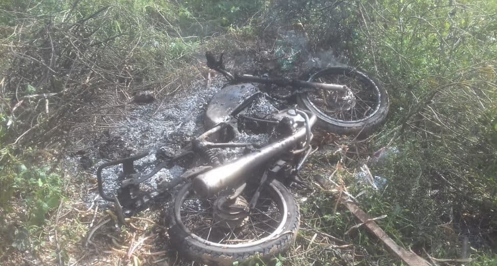 Mulher com ciúmes ateia fogo na motocicleta do marido em Santa Helena