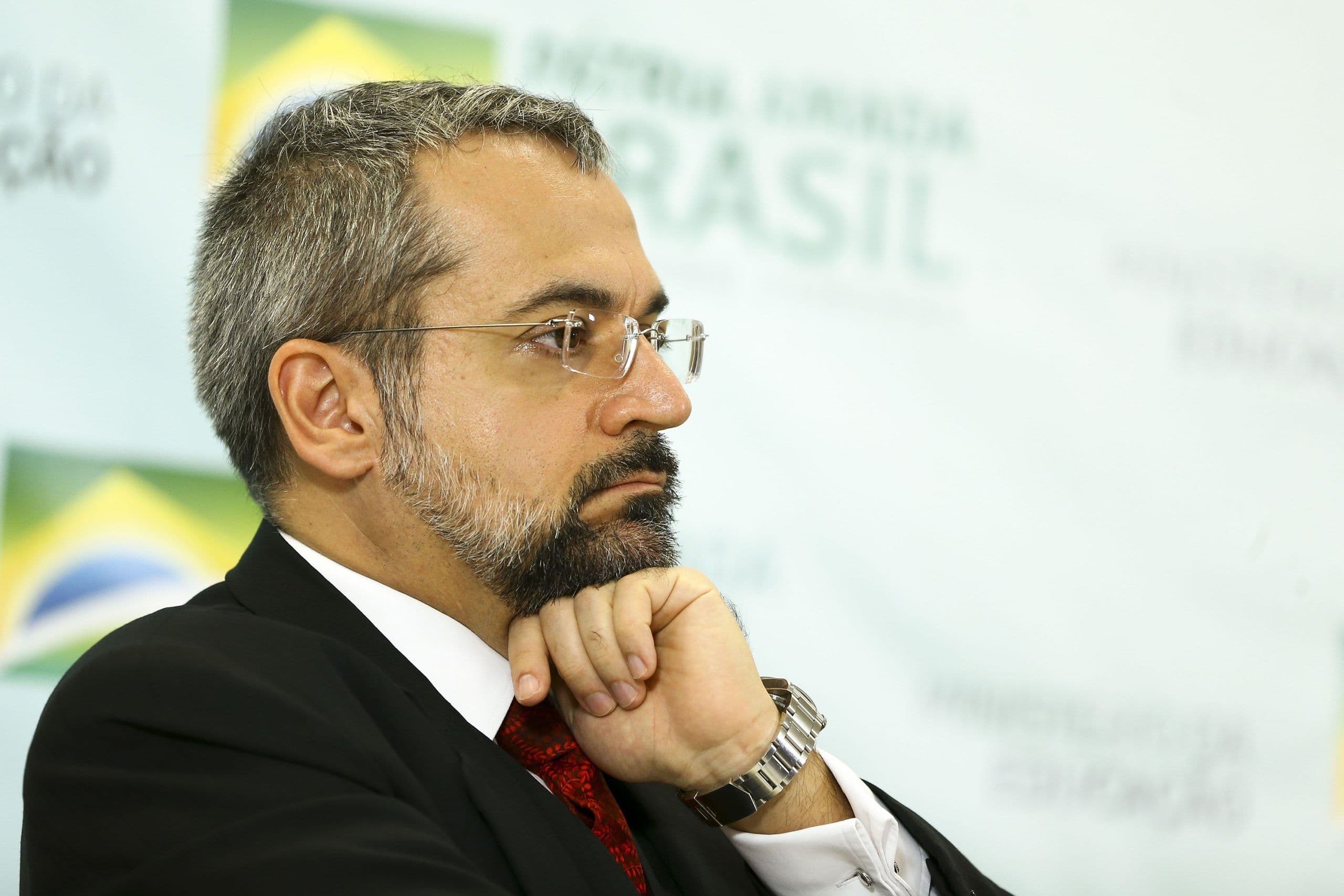 Neto de chinês recorre à Justiça após se sentir ofendido com chacota de Weintraub
