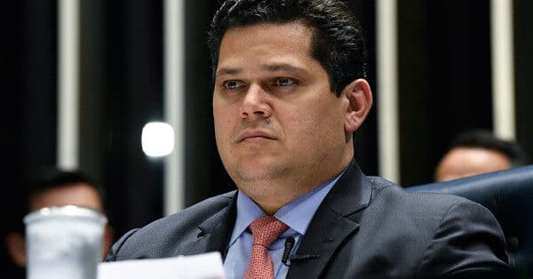 Alcolumbre devolve MP que dava poder a Weintraub para nomear reitores de universidades