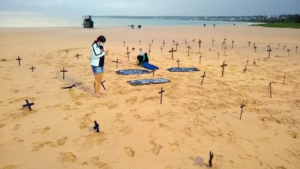 Cruzes e covas rasas são encontradas em trecho da praia de Manaíra, em João Pessoa, neste sábado