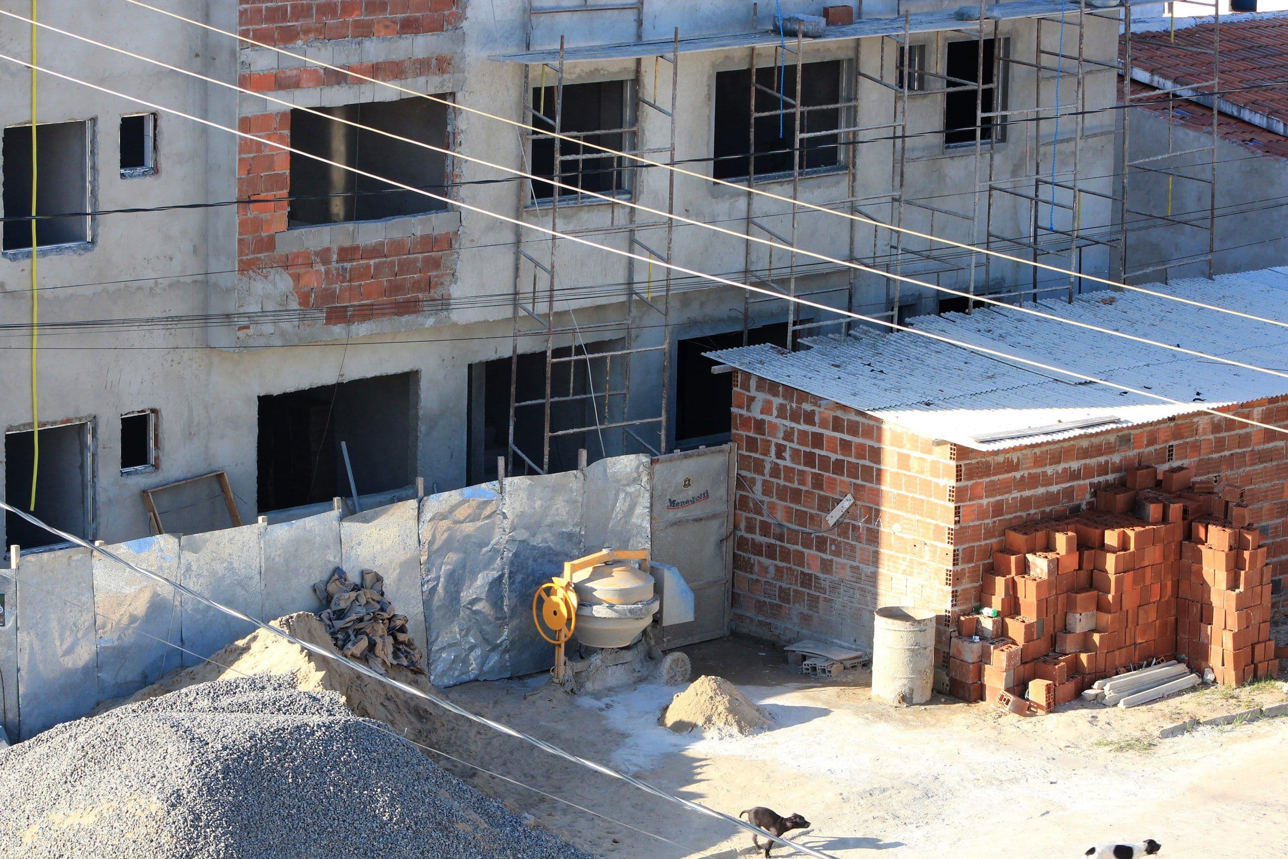 João Azevêdo diz que trabalhadores da construção civil estavam em risco e justifica necessidade de parar atividades do setor por dez dias