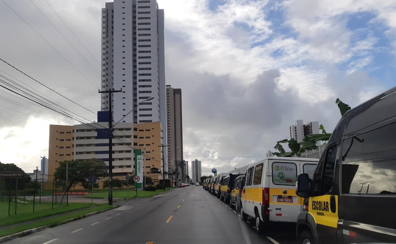 Motoristas de vans escolares de João Pessoa vão à casa do prefeito e pedem auxílio e cestas básicas