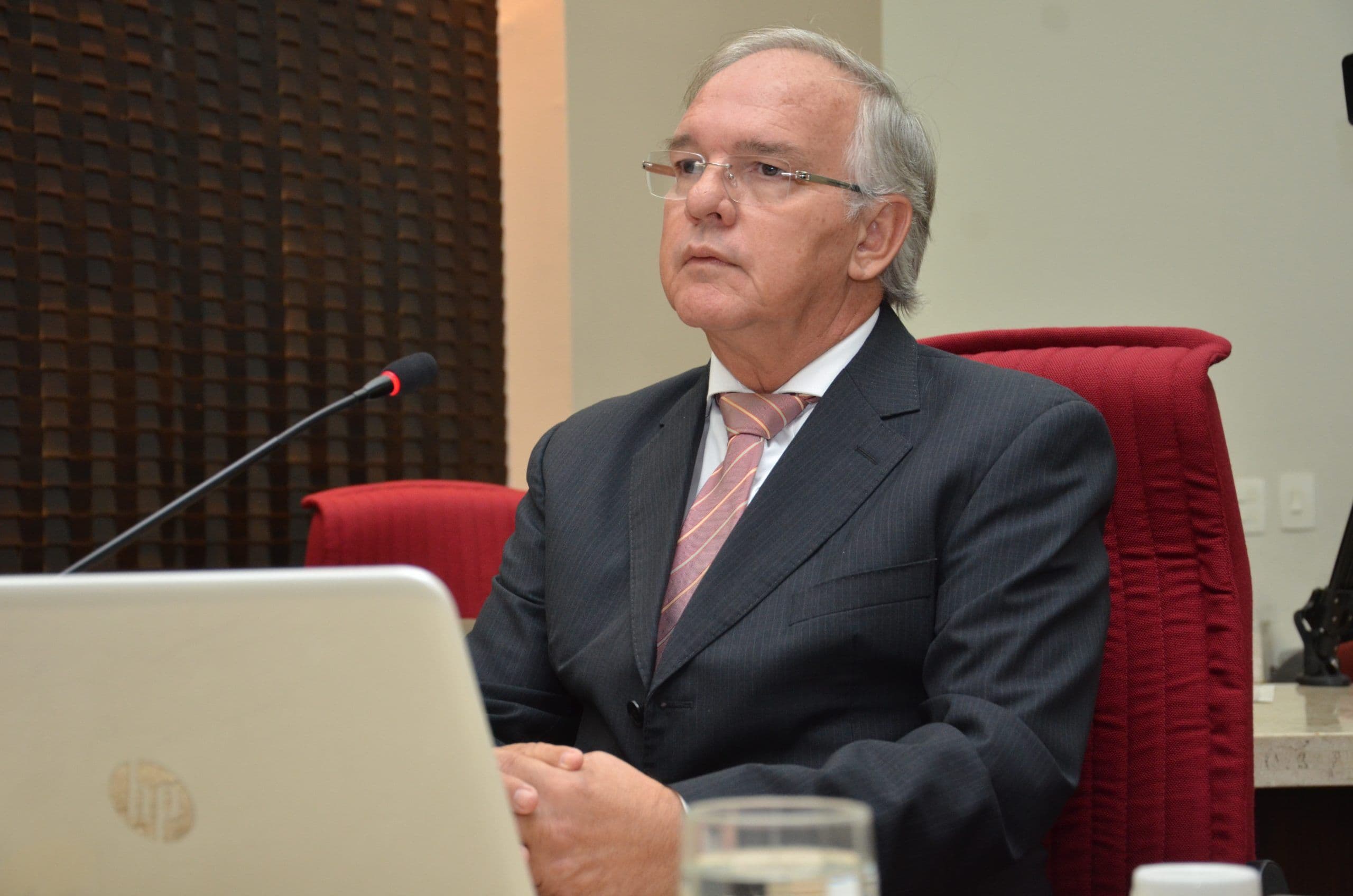 Arnóbio Viana considera que ministro Gilmar Mendes é pústula que apequena o STF