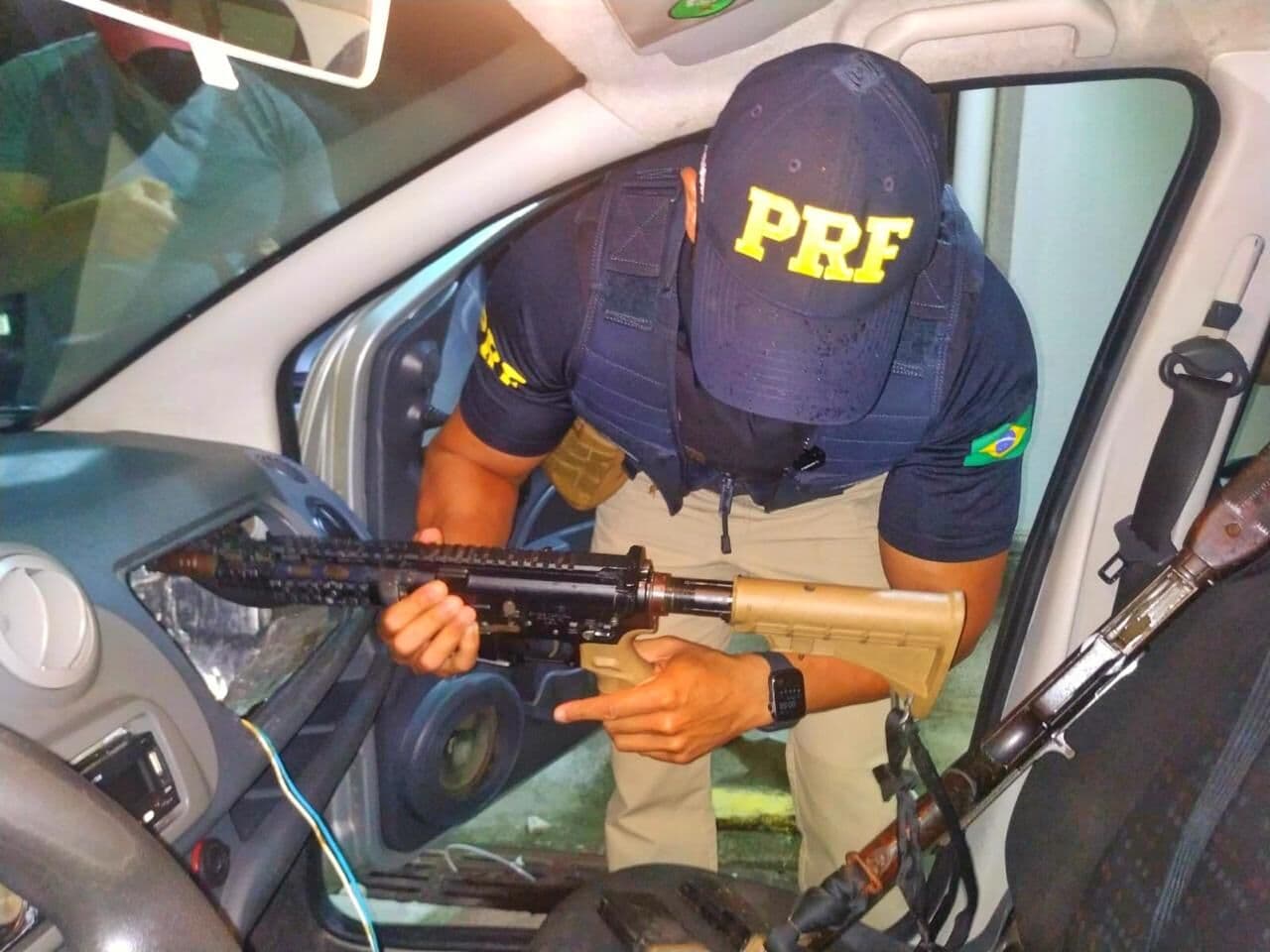 Polícia Rodoviária Federal na Paraíba prende dupla e apreende fuzil e carabina que iriam para Campina Grande