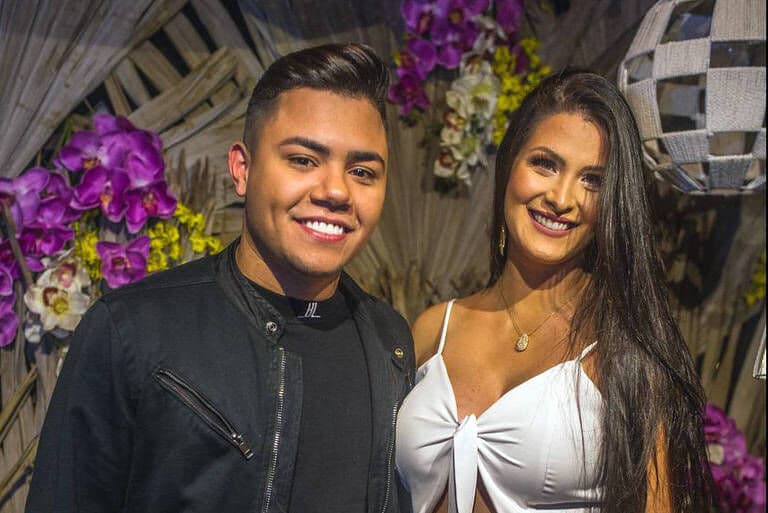 Mãe do filho de Felipe Araújo deve pedir indenização por danos morais ao cantor