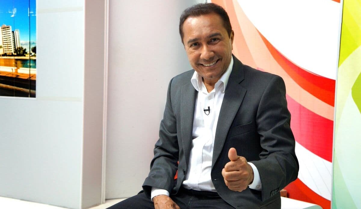 Apresentador Samuka Duarte se afasta da TV por suspeita de covid-19