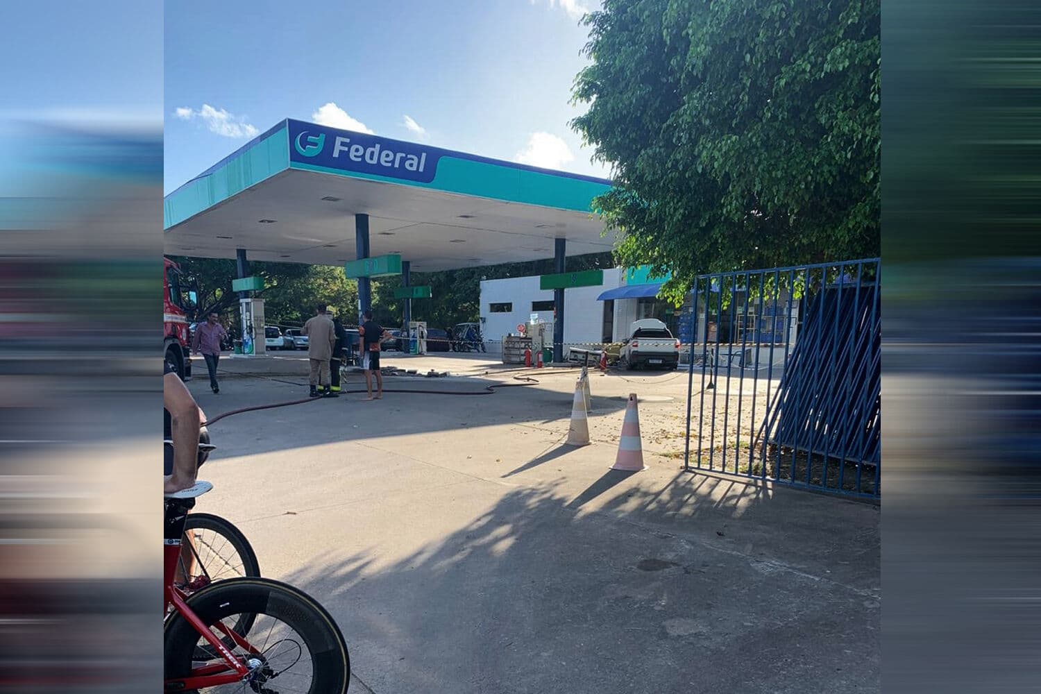 Motorista perde controle de veículo, invade posto, derruba bombas de combustível e carro pega fogo em João Pessoa