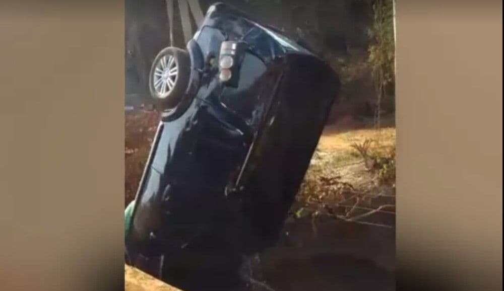 Carro com filhos do cantor Leonardo cai dentro de rio em Goiás