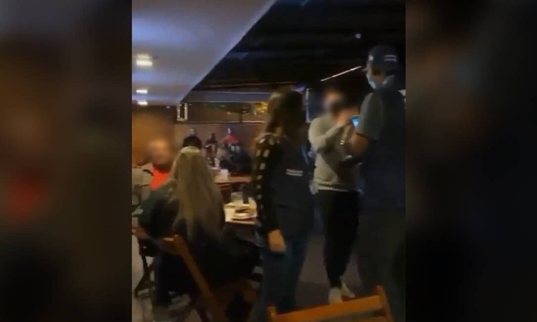 ‘Meu pai é procurador, você vai perder seu emprego’, ouviu outra fiscal da Vigilância que sofreu intimidação em bar