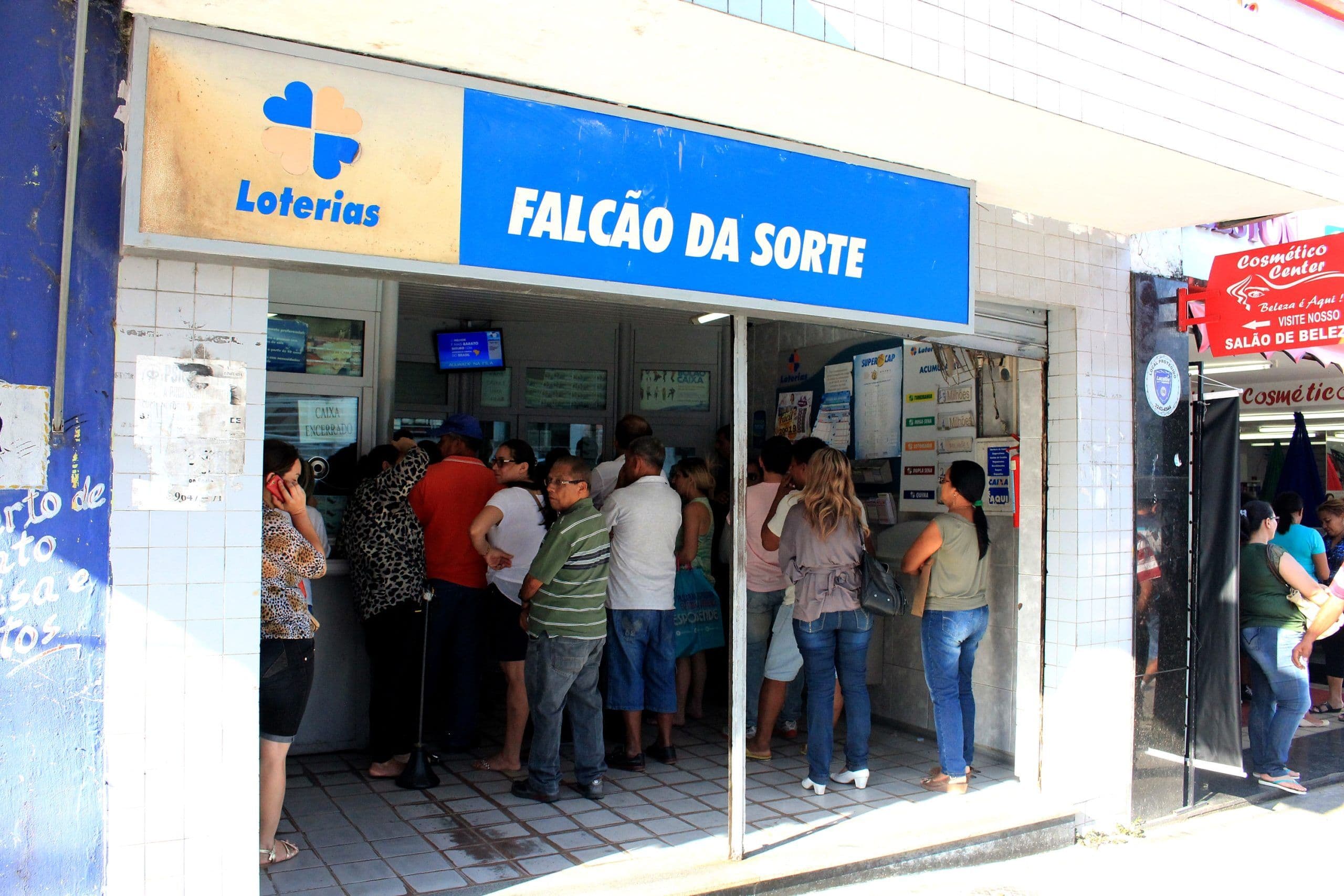 Bolsonaro decreta reabertura de casas lotéricas no país