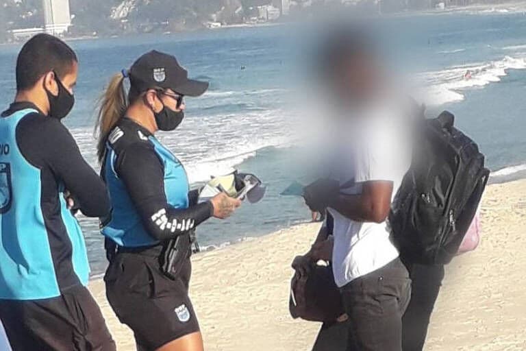 Banhistas sem máscaras são multados em praias do Rio de Janeiro