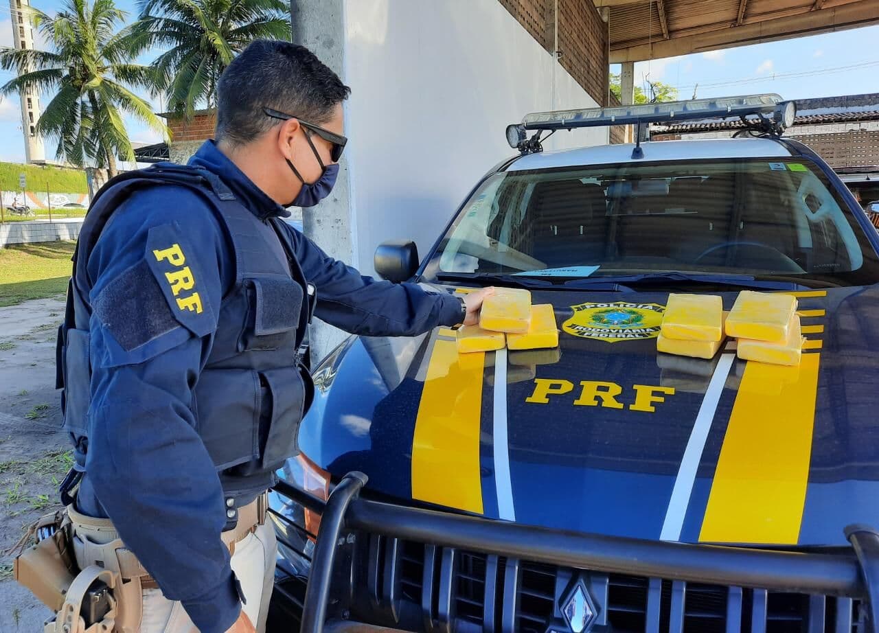 Após monitorar carro e entrega de cocaína, PRF prende em João Pessoa dupla com mais de 7kg da droga