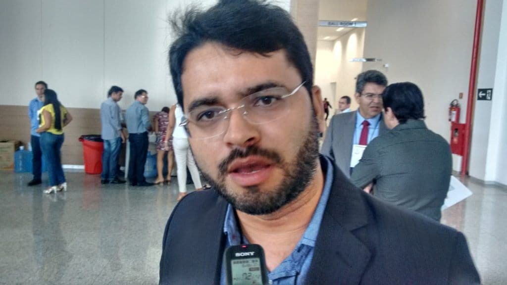 Berg Lima vai até a Câmara de Bayeux entregar carta de renúncia, mas presidente se nega a receber documento após fim do expediente