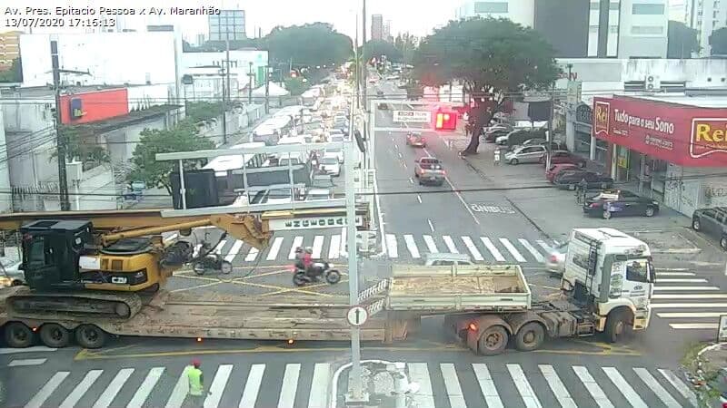 Caminhão fecha dois sentidos da Avenida Epitácio Pessoa, em João Pessoa