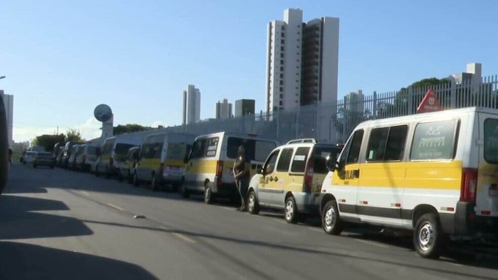 Motoristas de transporte escolar protestam por auxílio emergencial em João Pessoa