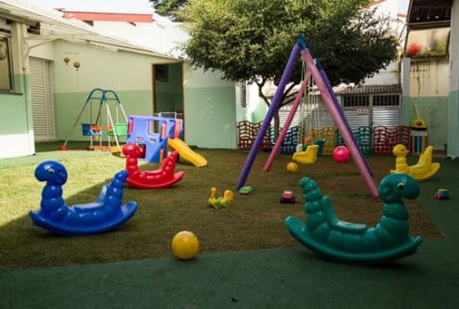 Ainda com aulas suspensas, escolas particulares reabrem para crianças usarem parquinhos