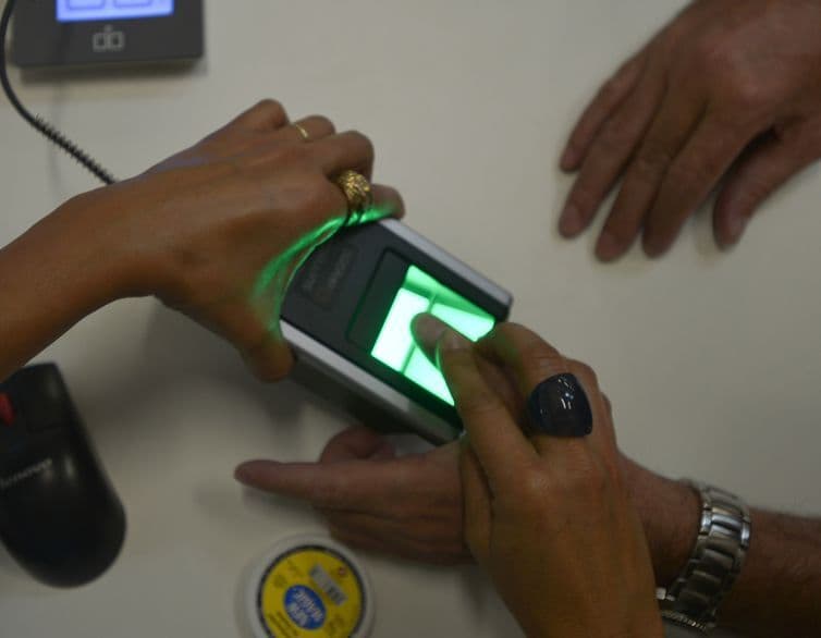 Presidente do TSE, Barroso veta biometria nas eleições para evitar aglomeração e fila em meio à pandemia