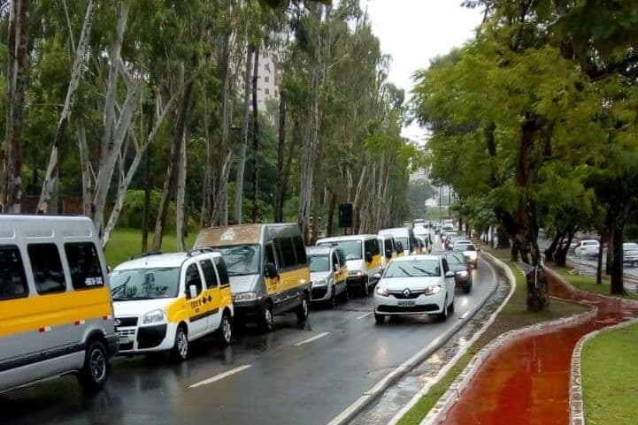 Para pedir auxílio emergencial, motoristas de transporte escolar protestam em frente à Granja do Governador