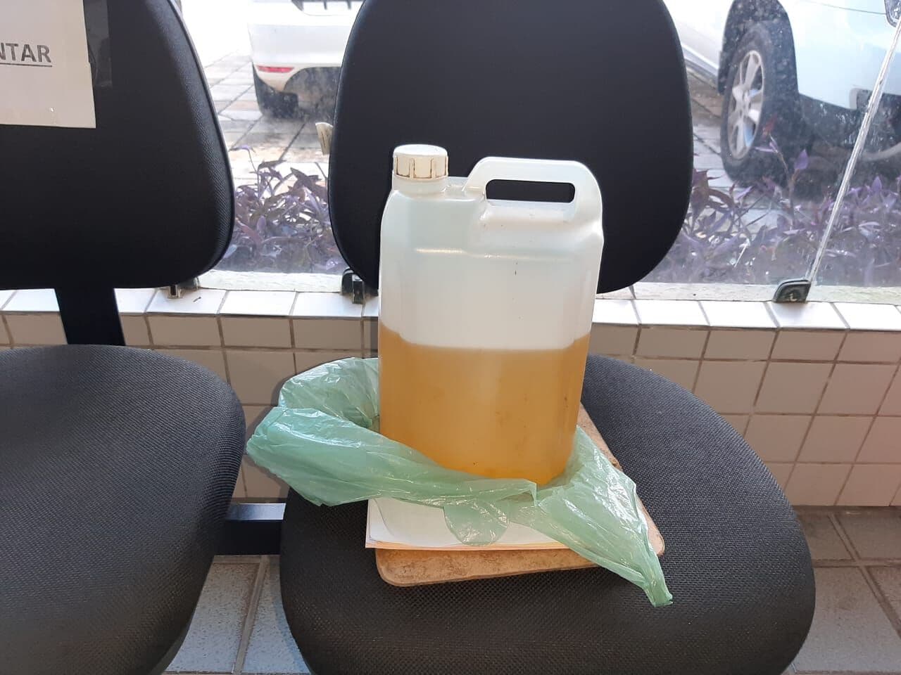 Homem tenta atear fogo na própria esposa após jogar gasolina, mas vizinho o impede de acender fósforo