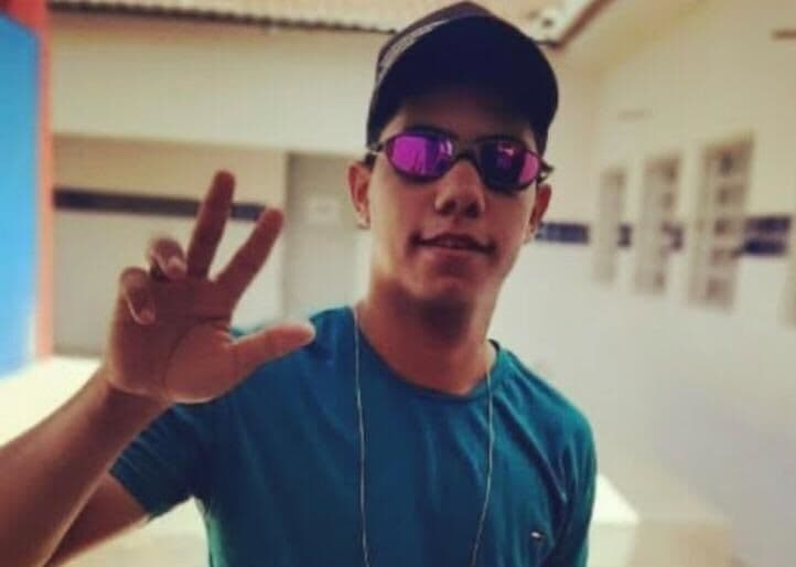 Adolescente de 17 anos morre após bater moto contra poste em Cajazeiras