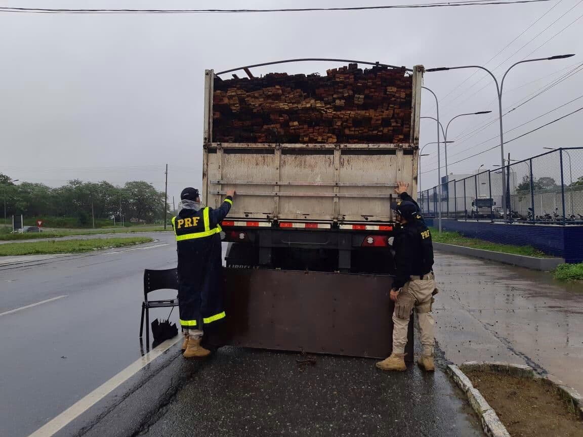 Madeira extraída ilegalmente no Pará é apreendida pela Polícia Rodoviária Federal em Campina Grande