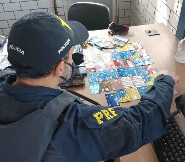 PRF prende três suspeitos de se passar por agentes de saúde e desviar pelo menos R$ 4 mil de idosos na Paraíba
