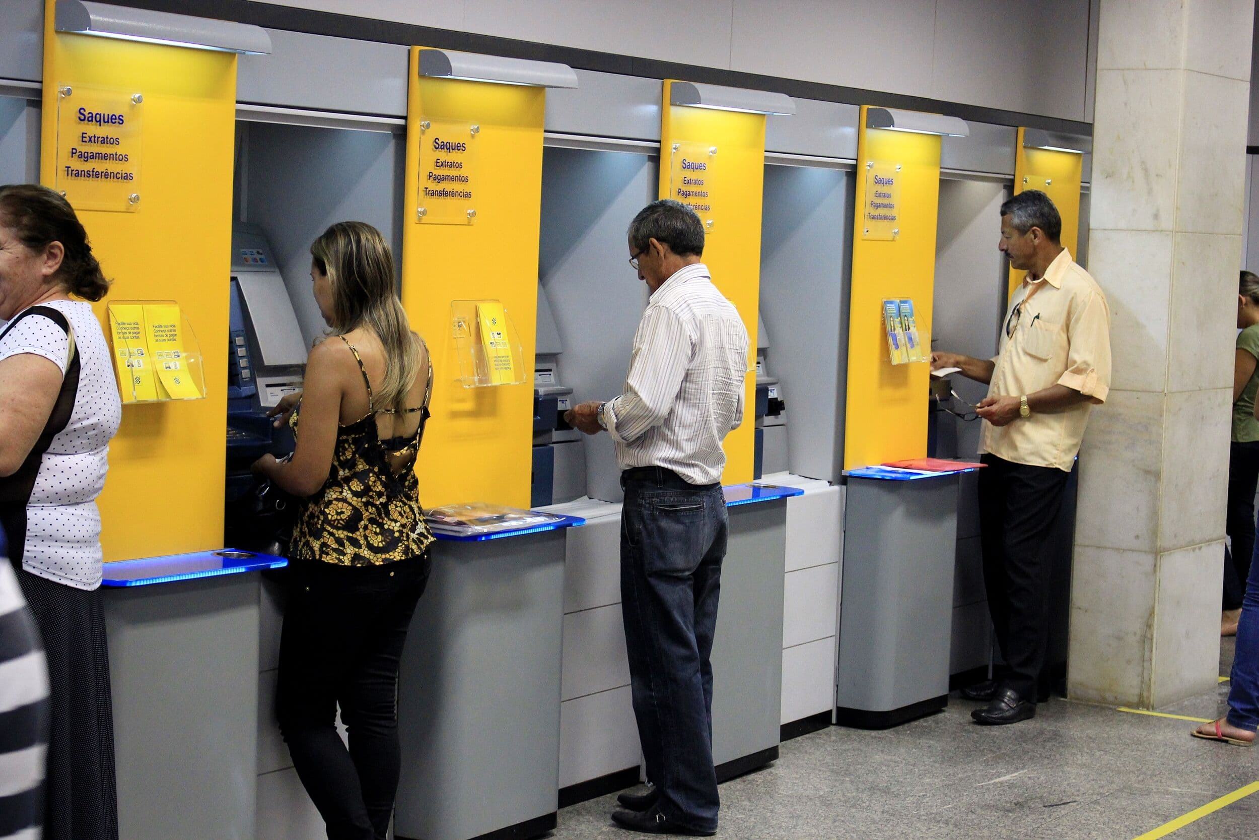 João Azevêdo sanciona lei que obriga bancos a realizar campanhas de combate a golpes financeiros contra idosos