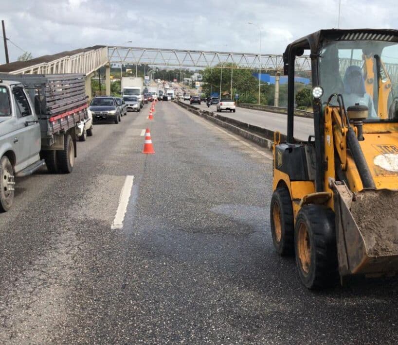 Limpeza de canteiro provoca congestionamento na BR-230 em João Pessoa