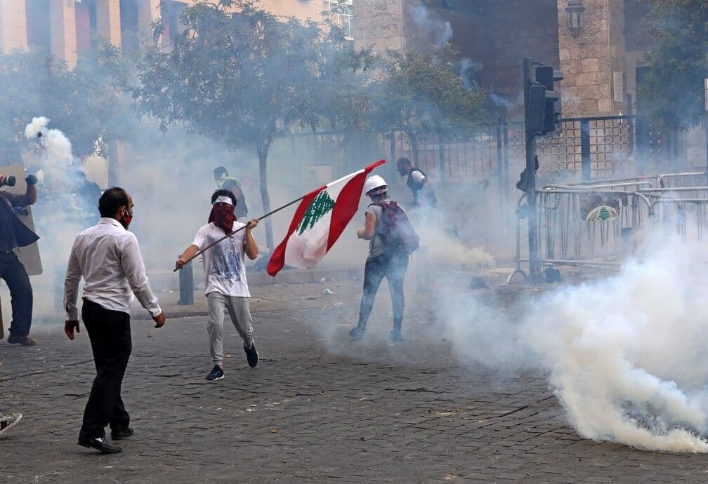 Libaneses realizam protestos e cobram respostas sobre explosões que mataram mais de 150 pessoas