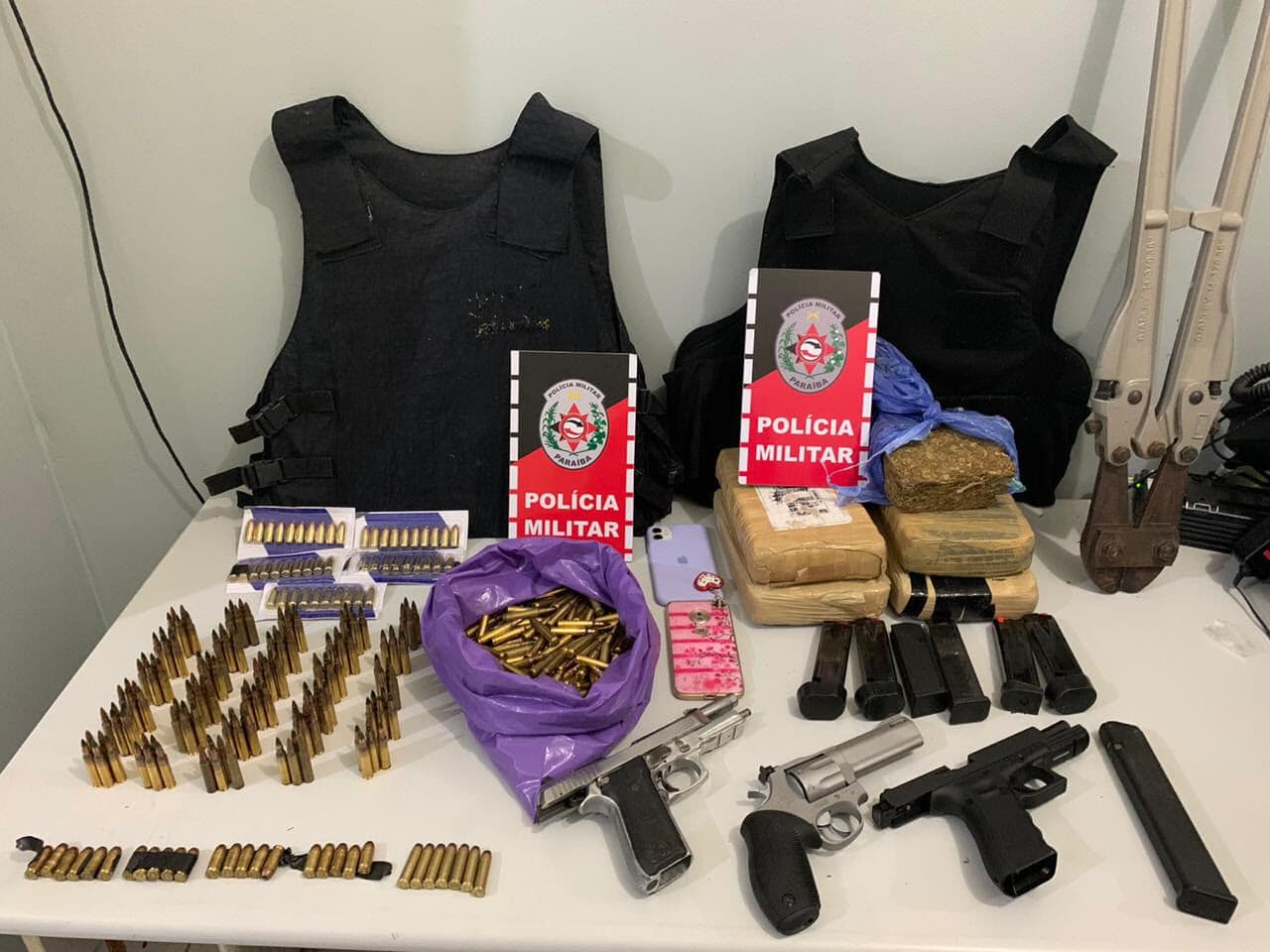 Após criança ser baleada pelo irmão em Santa Rita, PM prende foragido da Justiça e apreende arsenal de armas e 635 munições