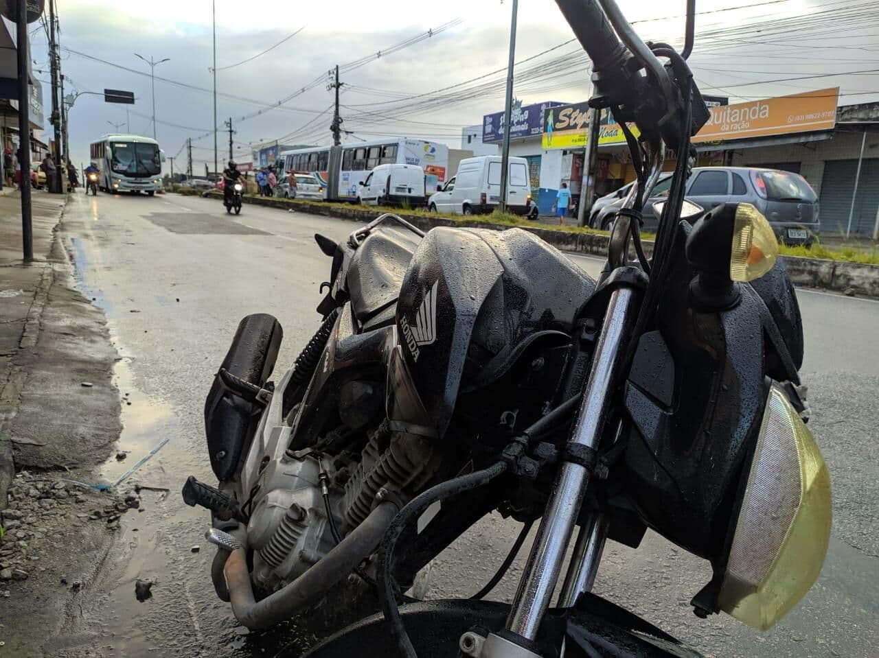 Motociclista morre após perder controle de veículo e colidir em poste em João Pessoa