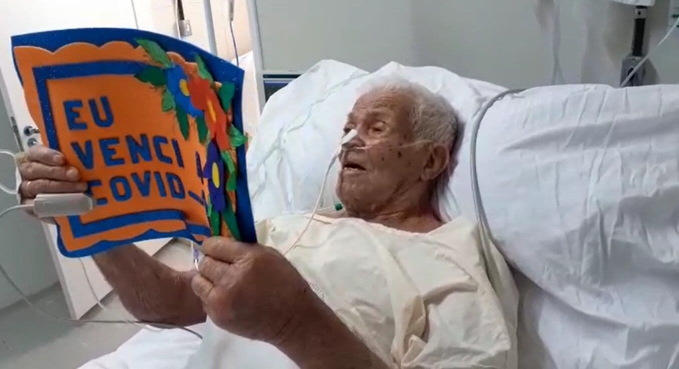 Aos 103 anos, seu José Vicente recebe alta após vencer Covid-19 e se despede da equipe do Hospital de Clínicas: "muito obrigado"