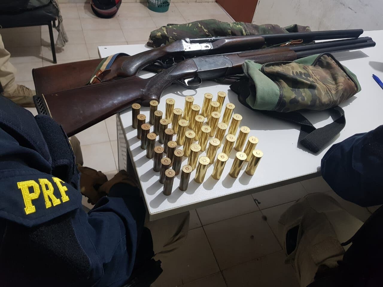 PRF prende idoso sem porte de armas, resgata cachorro mal tratado e apreende duas espingardas e munições no Sertão da Paraíba