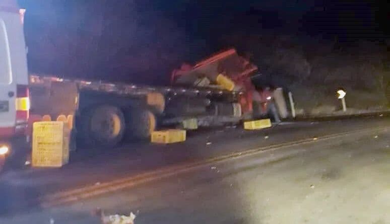 Carreta que transportava frango vivo tomba na Serra de Santa Luzia