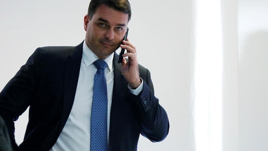 Flávio Bolsonaro negociou com Vorcaro R$ 134 milhões para financiamento de filme do pai, diz Intercept
