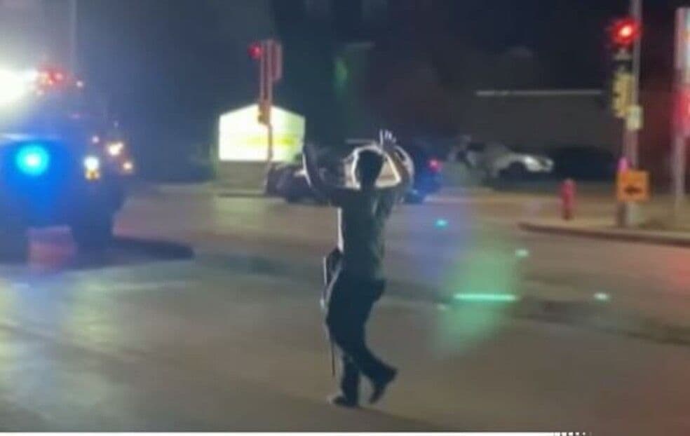 Preso acusado de matar 2 atirando com fuzil em Kenosha, nos EUA, postou fotos com armas e admirava trabalho da polícia