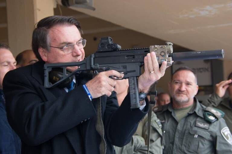 Bolsonaro quer comprar armas nos EUA e sela mal-estar com indústria nacional