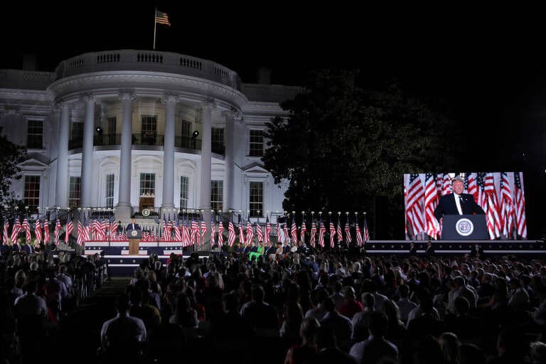 Trump reúne 1.500 na Casa Branca e chama Biden de destruidor dos EUA