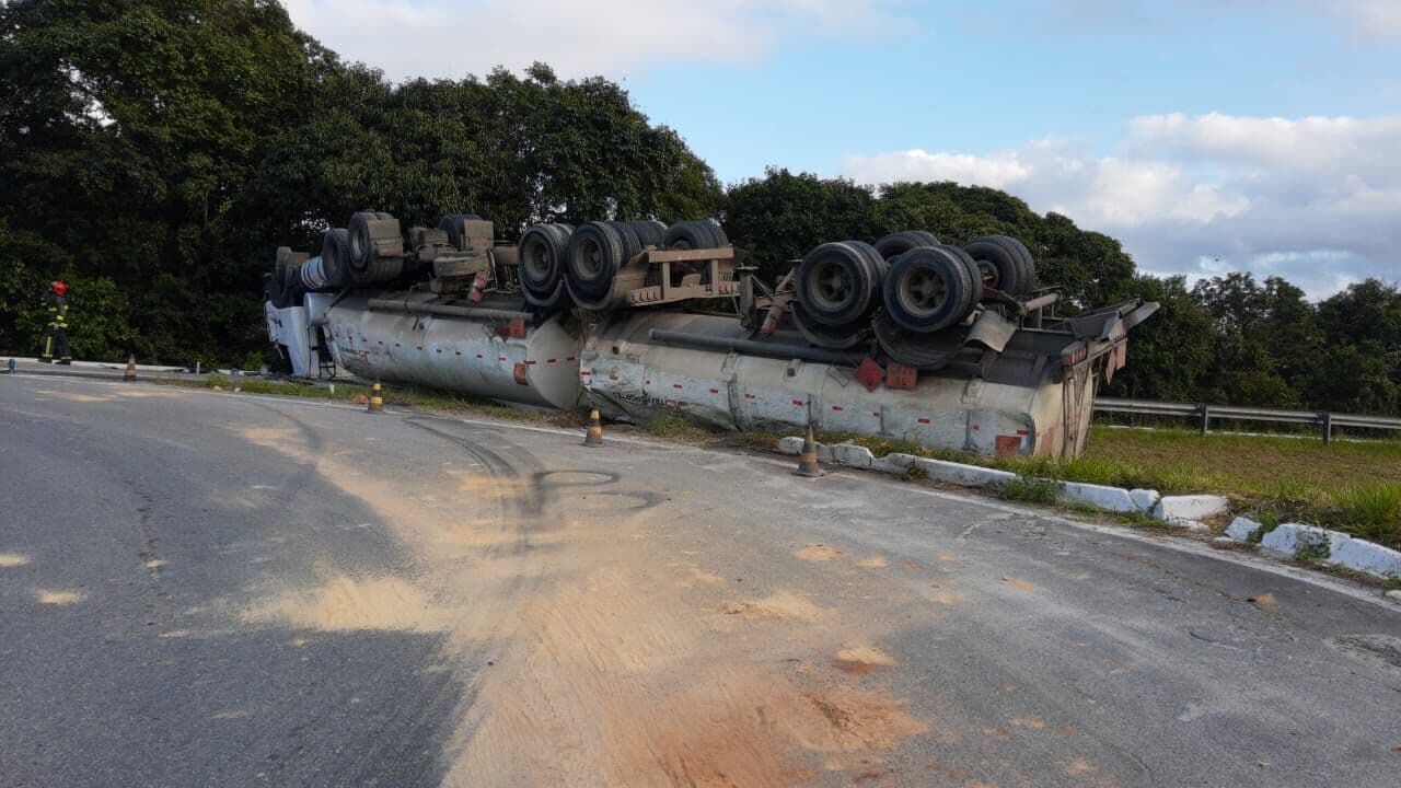 Cerca de 20 mil litros de diesel foram parar em rio após tombamento de carreta na BR-101, na Paraíba; multa a empresa pode chegar a R$ 50 milhões