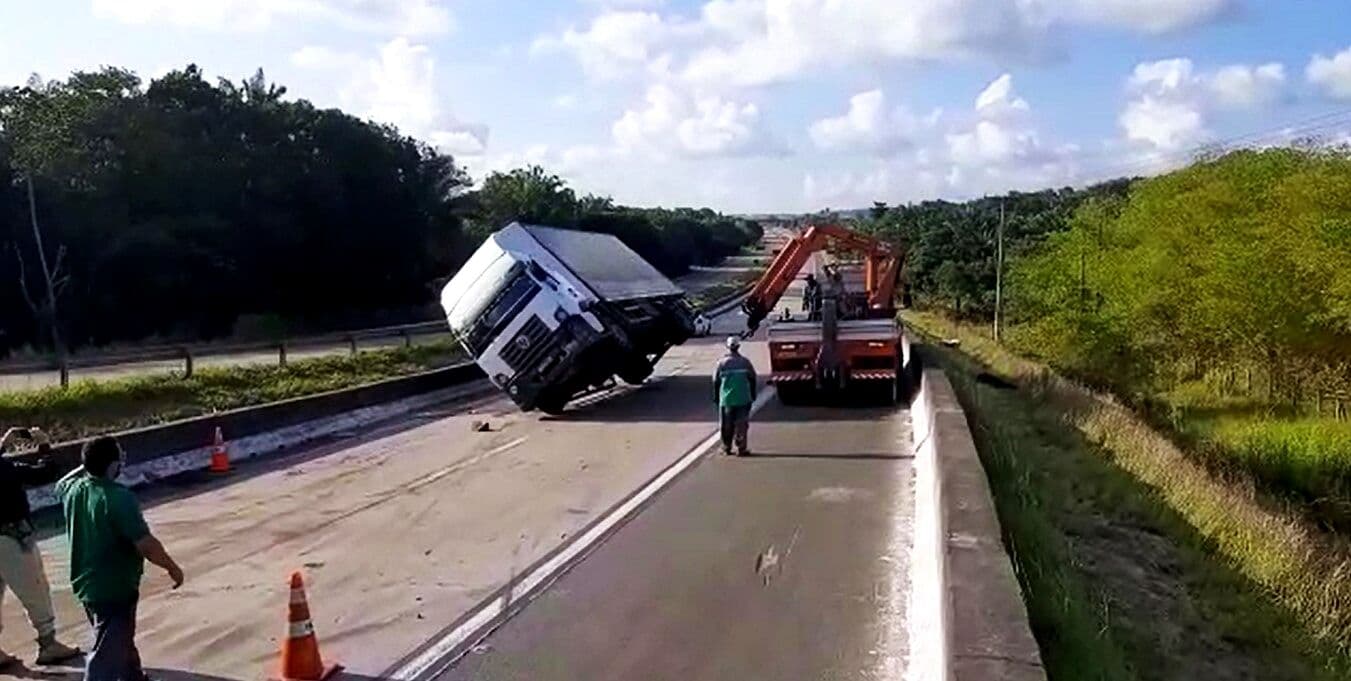 Trecho da BR-101 no sentido de Recife a João Pessoa é liberado após mais de 10 horas de interdição parcial provocada por sequência de acidentes com caminhões