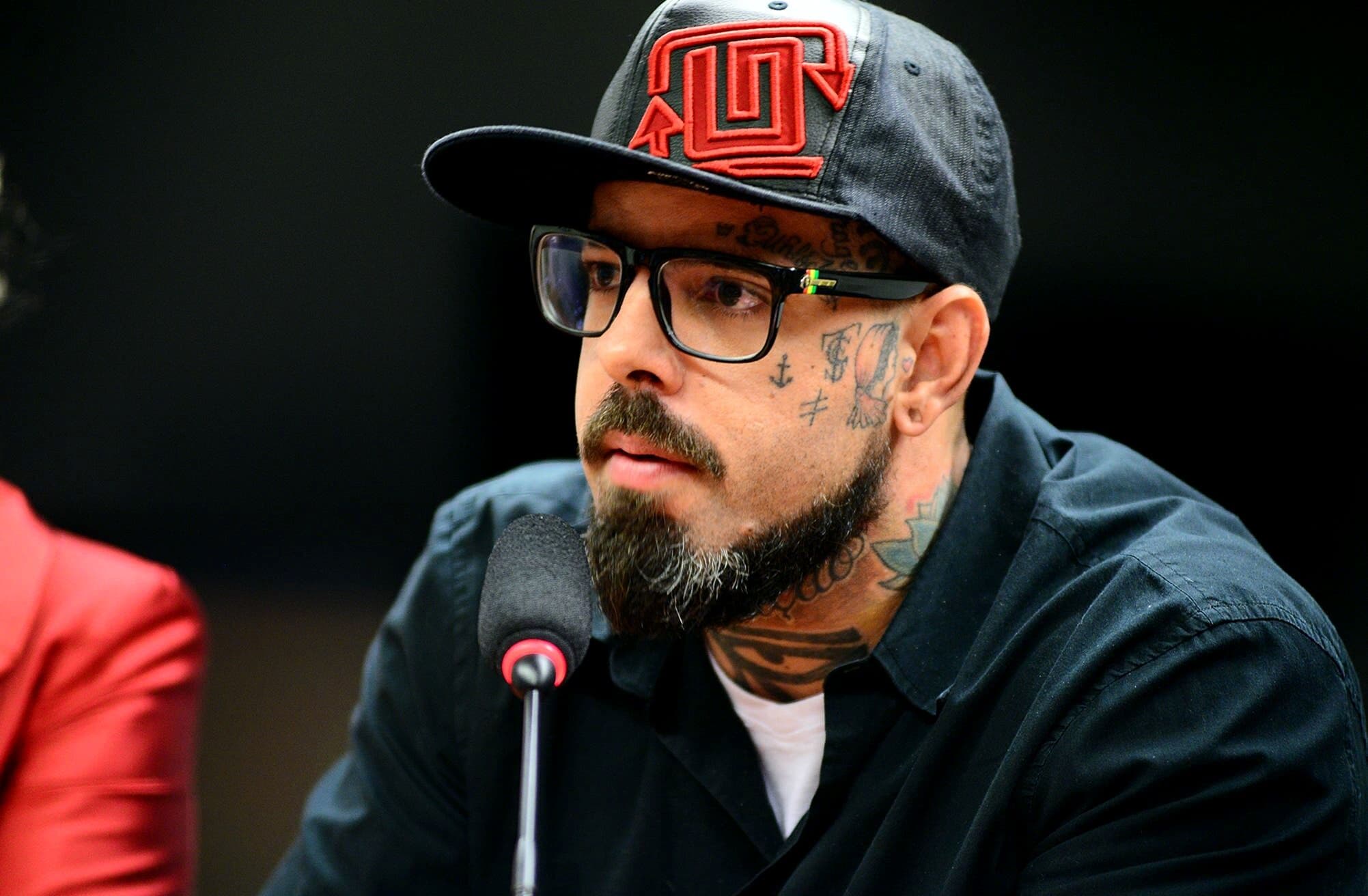 Tico Santa Cruz e Detonautas lançam música 'Micheque'
