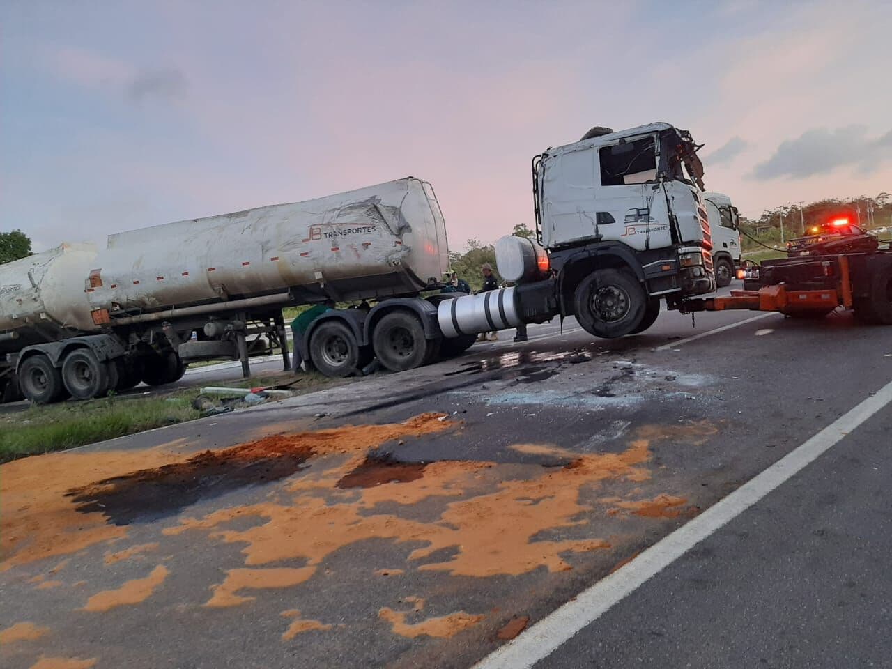 Após interdição de 12 horas do acidente envolvendo carreta, pistas da BR-101 são liberadas nos dois sentidos