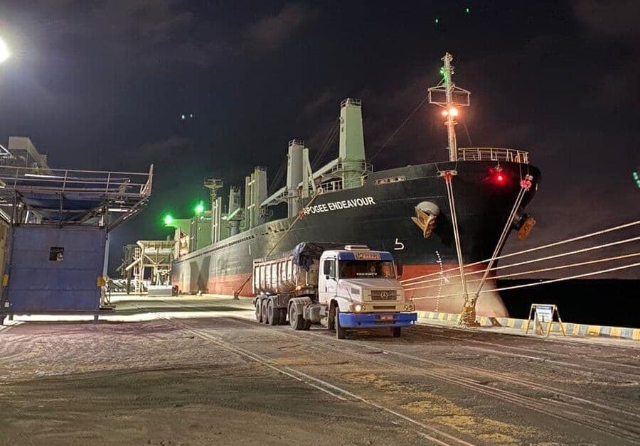 Navio com carga de 9 mil toneladas de malte da Ambev atraca em porto da Paraíba
