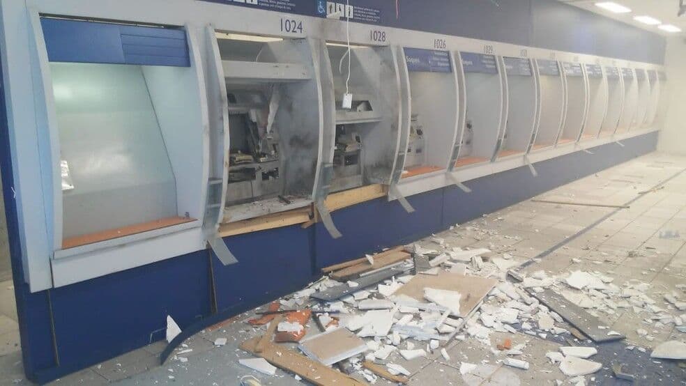 Bandidos explodem caixas eletrônicos de agência bancária da Caixa Econômica em João Pessoa