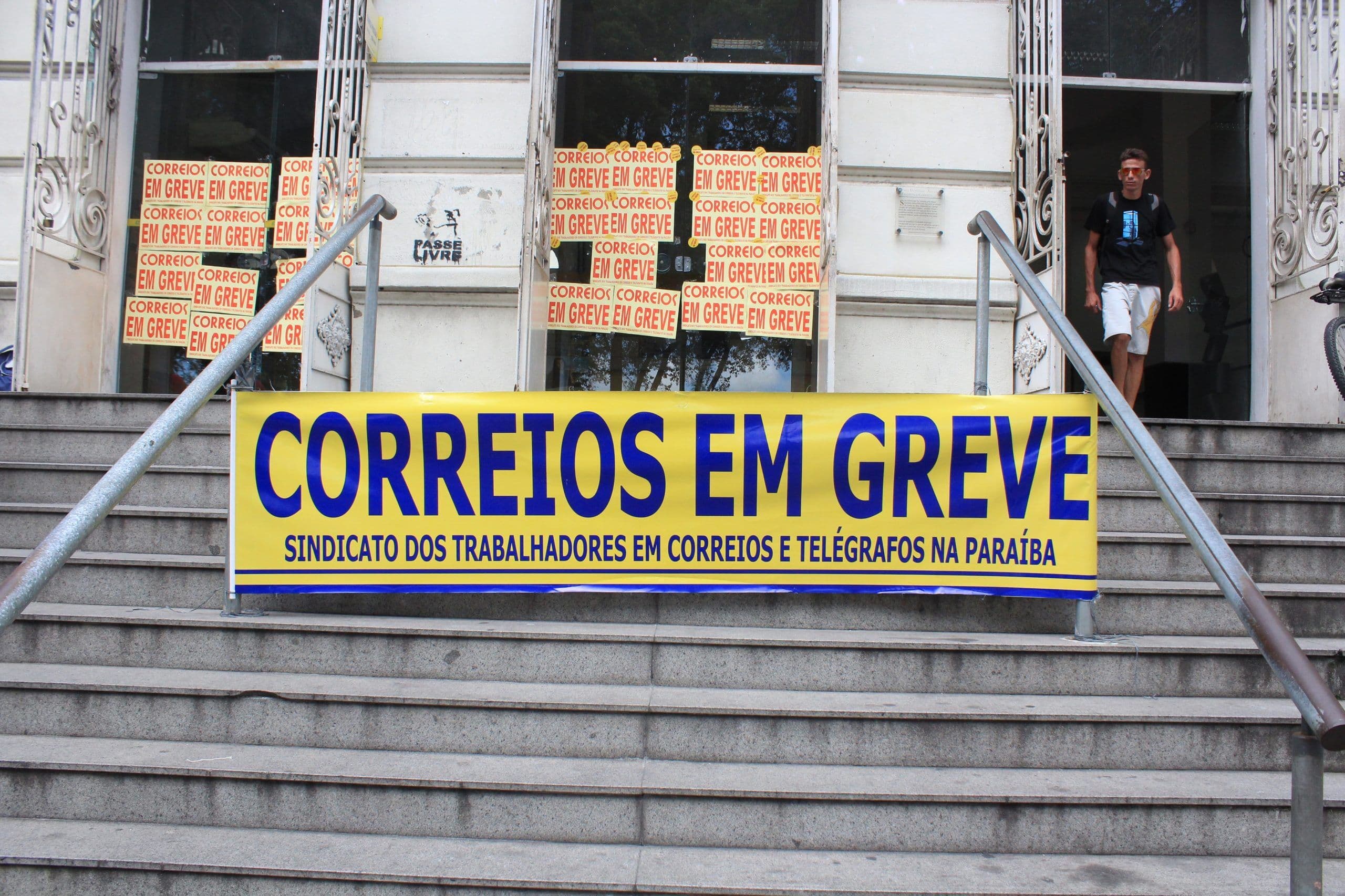 Correios desconta dias parados no salário dos funcionários que aderiram à greve