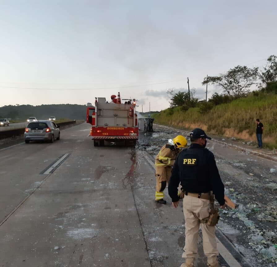 Caminhonete que transportava cachaça pega fogo na BR-101 no sentido João Pessoa a Mamanguape