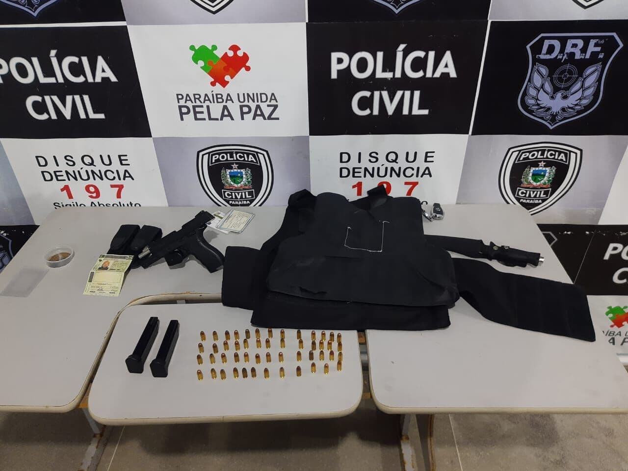 Preso com arma de fogo e documentos falsos suspeito que se passava por policial penal em Campina Grande