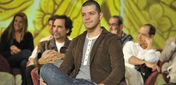 Humorista Victor Sarro vai comandar ações de A Fazenda 12 na internet