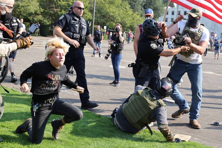 Polícia separa briga entre manifestantes pró-Trump e antirracismo no Oregon