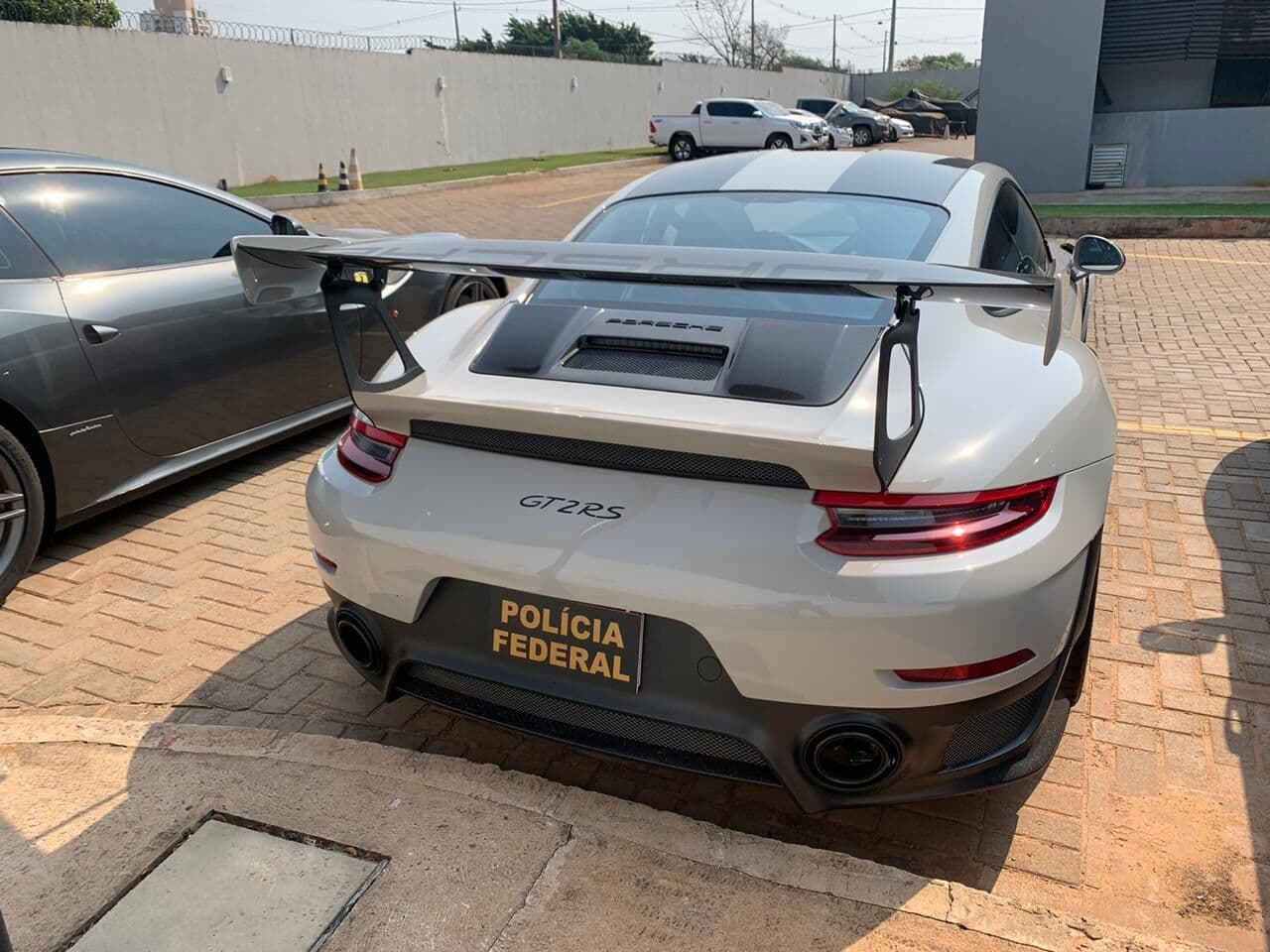 Polícia Federal e Receita Federal cumprem mandados de prisão em operação contra esquema de contrabando de veículos de luxo de até R$ 2 milhões